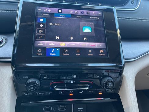 Used 2022 Jeep Grand Cherokee L Limited AWD/4WD image 20