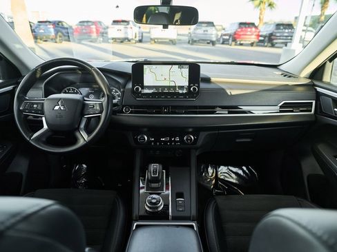 Used 2024 Mitsubishi Outlander SE image 3