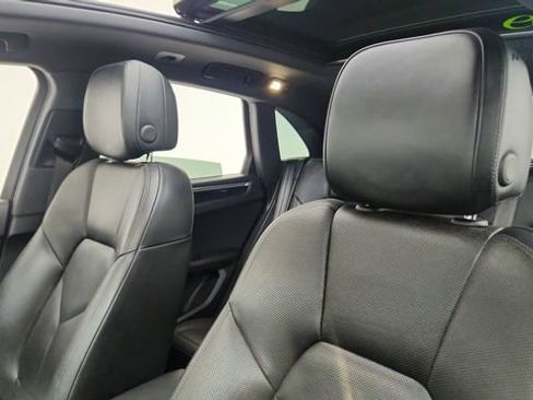 Used 2018 Porsche Macan AWD/4WD image 30