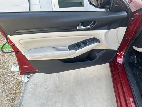 Used 2025 Nissan Altima 2.5 SV FWD image 24