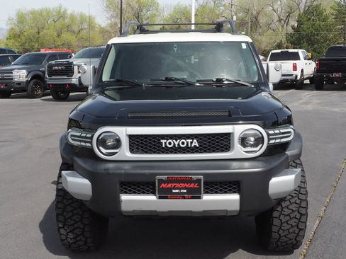 Used 2014 Toyota FJ Cruiser 4WD w/ Upgrade Package image 2
