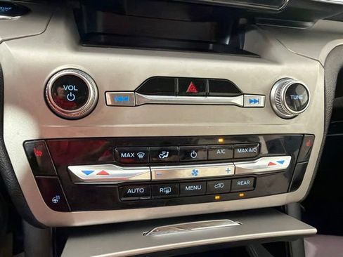 Used 2024 Ford Explorer XLT w/ Equipment Group 202A RWD image 37