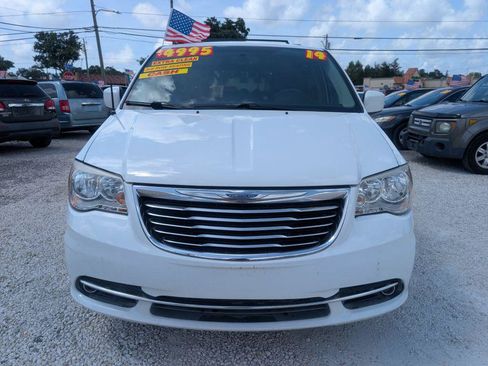 Used 2014 Chrysler Town & Country Touring FWD image 2