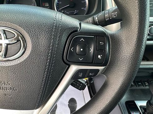 Used 2019 Toyota Highlander LE AWD/4WD image 22