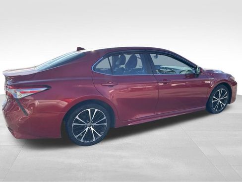 Used 2020 Toyota Camry SE w/ Sunroof Package image 5