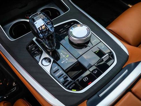 Used 2022 BMW X7 M50i w/ Dynamic Handling Package image 21