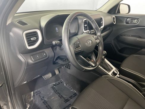 Used 2023 Hyundai Venue Limited FWD image 9