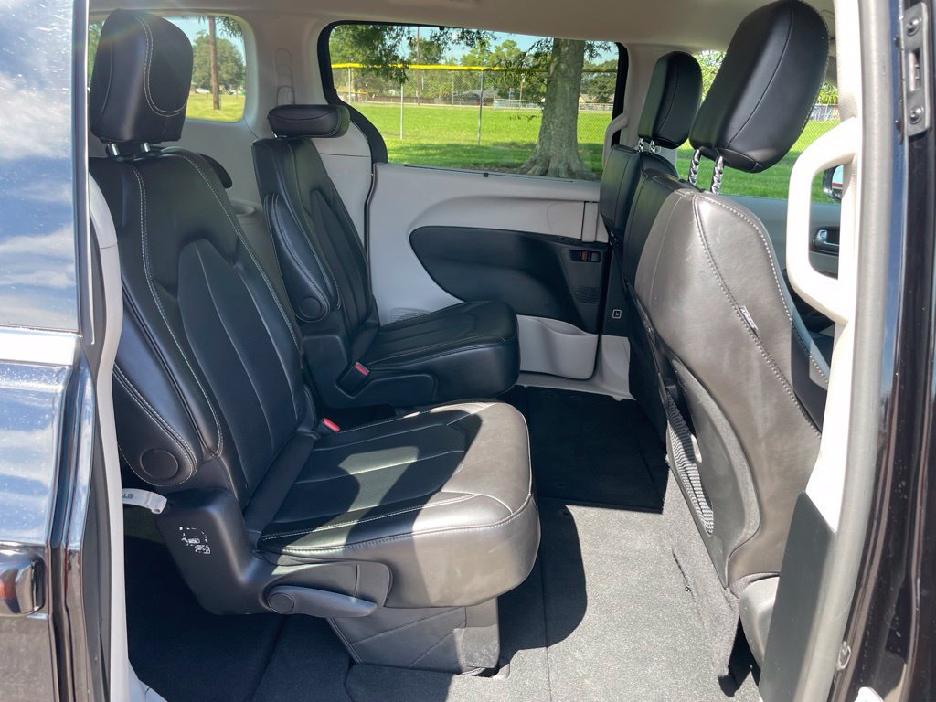 Used 2024 Chrysler Pacifica Touring-L FWD image 14