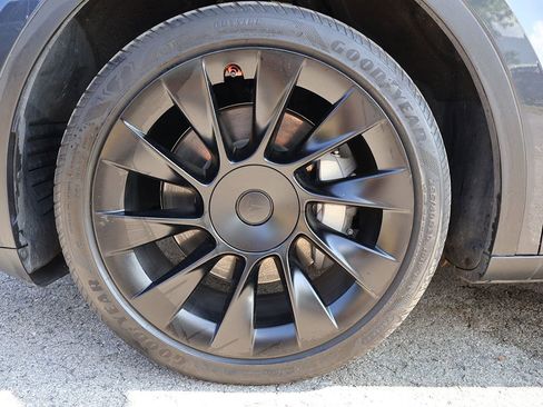 Used 2024 Tesla Model Y 2WD image 31