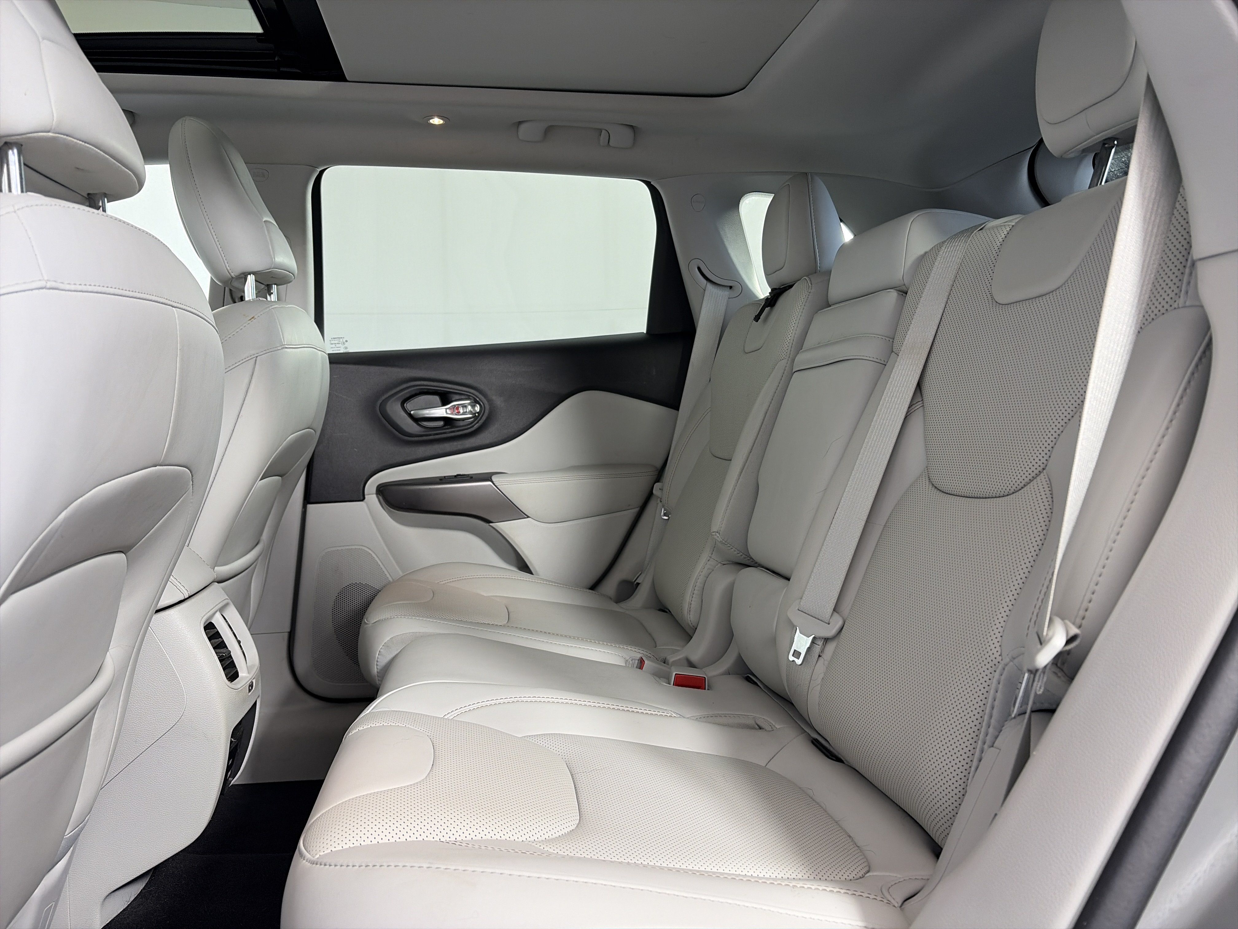 Used 2019 Jeep Cherokee Limited w/ Luxury Group AWD/4WD image 7