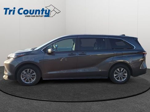 Certified 2025 Toyota Sienna LE FWD image 4