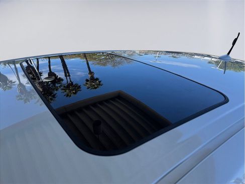 Used 2011 Lexus CT 200h Premium image 9