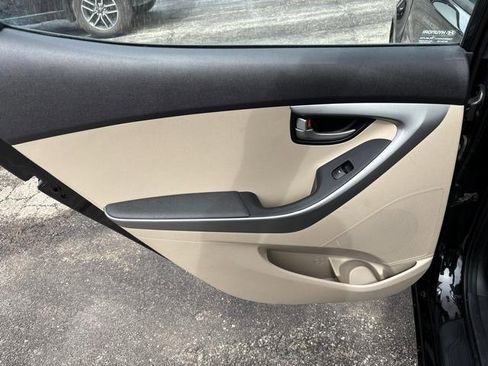 Used 2016 Hyundai Elantra SE image 12