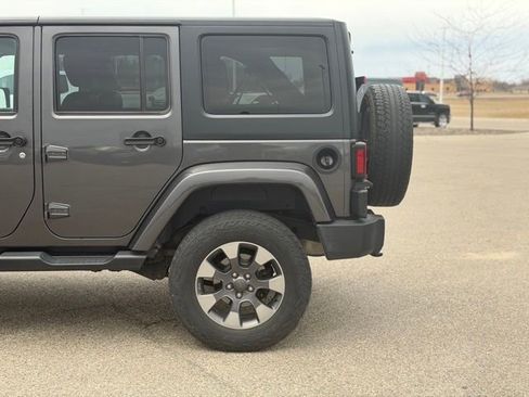 Used 2017 Jeep Wrangler Unlimited Sahara w/ Connectivity Group AWD/4WD image 12