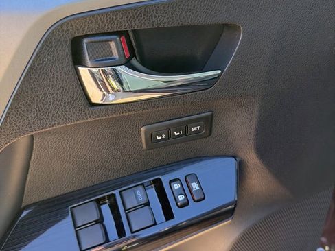 Used 2018 Toyota RAV4 Limited image 17