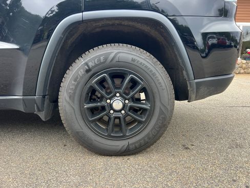 Used 2018 Jeep Grand Cherokee Laredo AWD/4WD image 9