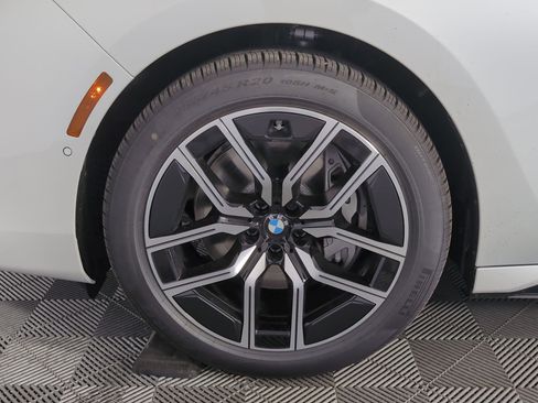 Used 2025 BMW 740i w/ Premium Package image 9