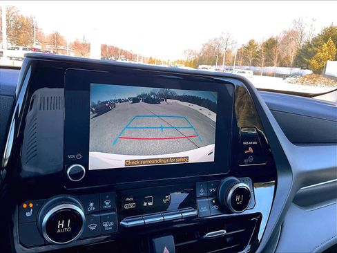 Used 2023 Toyota Highlander XLE image 15