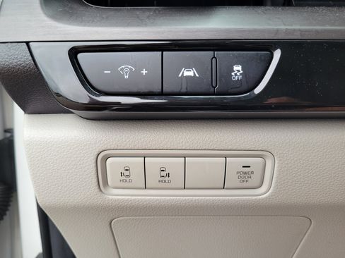 Used 2023 Kia Carnival EX FWD image 20