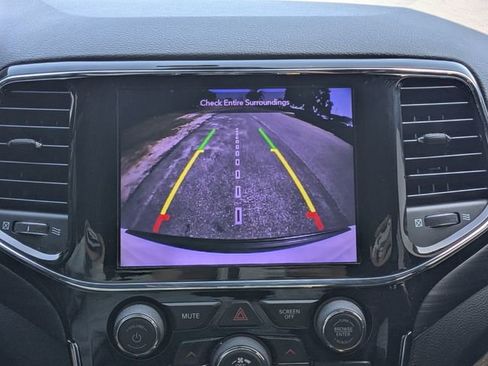 Used 2020 Jeep Grand Cherokee Altitude image 29