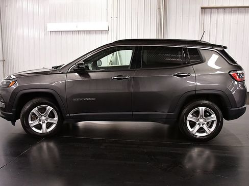 Used 2023 Jeep Compass Latitude w/ Convenience Group AWD/4WD image 4