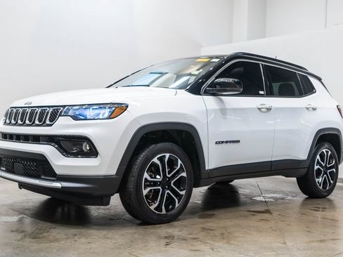 Used 2023 Jeep Compass Limited w/ Sun and Sound Group AWD/4WD image 3