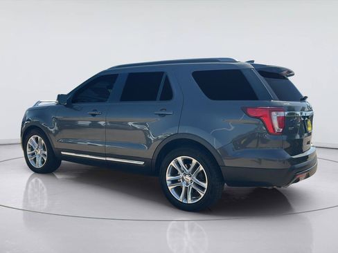 Used 2017 Ford Explorer XLT w/ Equipment Group 202A FWD image 4