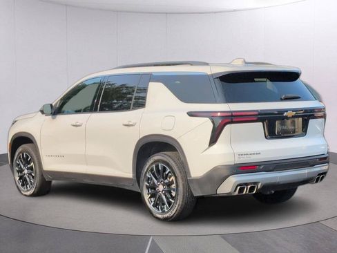 Used 2025 Chevrolet Traverse LT w/ Sun and Wheel Package FWD image 3