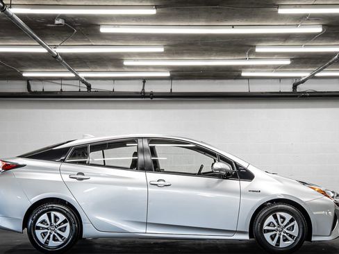 Used 2017 Toyota Prius Three image 6