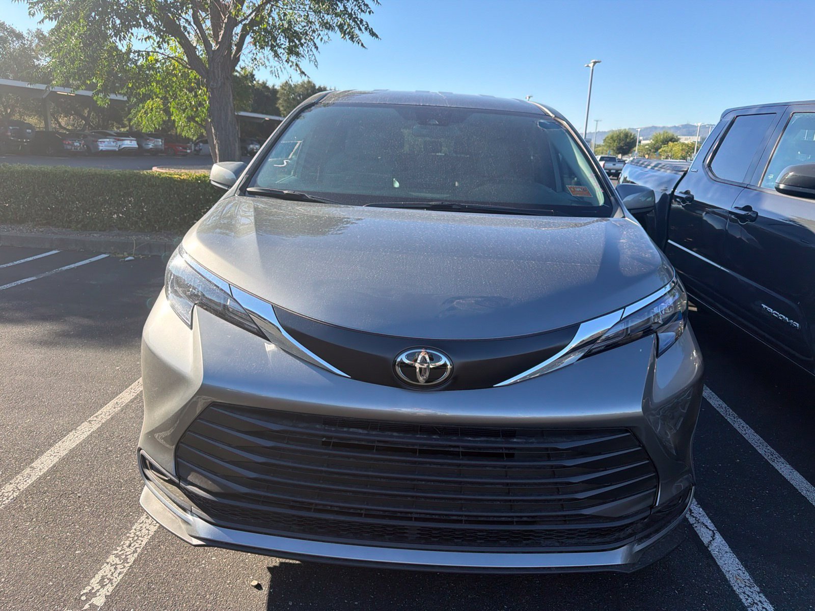 Used 2026 Toyota Sienna LE AWD/4WD image 3