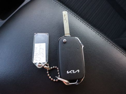 Used 2023 Kia Sorento LX image 30