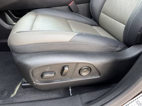 Used 2025 Chevrolet Equinox LT w/ Convenience Package II FWD image 39