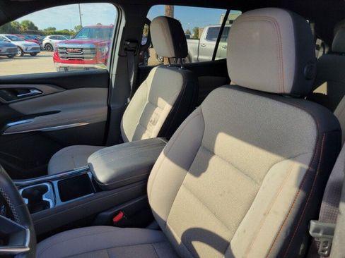 Used 2025 Chevrolet Traverse LT image 12