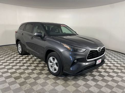 Used 2023 Toyota Highlander LE FWD image 23