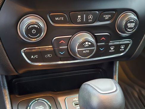 Used 2019 Jeep Cherokee High Altitude image 27