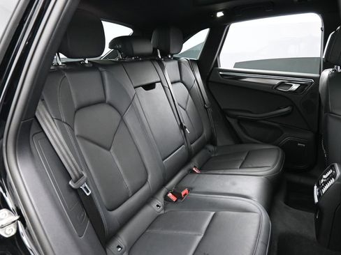 Certified 2024 Porsche Macan image 27