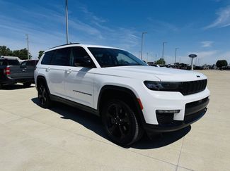 Used 2023 Jeep Grand Cherokee L Limited w/ Black Appearance Package AWD/4WD video 2