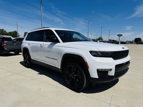 Used 2023 Jeep Grand Cherokee L Limited w/ Black Appearance Package AWD/4WD image 2