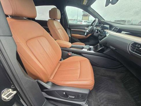 Used 2024 Audi Q8 e-tron Premium Plus w/ Premium Plus Package image 12