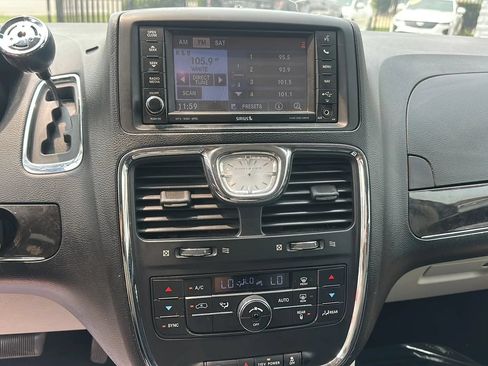 Used 2012 Chrysler Town & Country Touring w/ Entertainment Group #1 FWD image 11