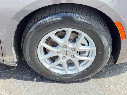 Used 2023 Chrysler Pacifica Touring-L FWD image 9