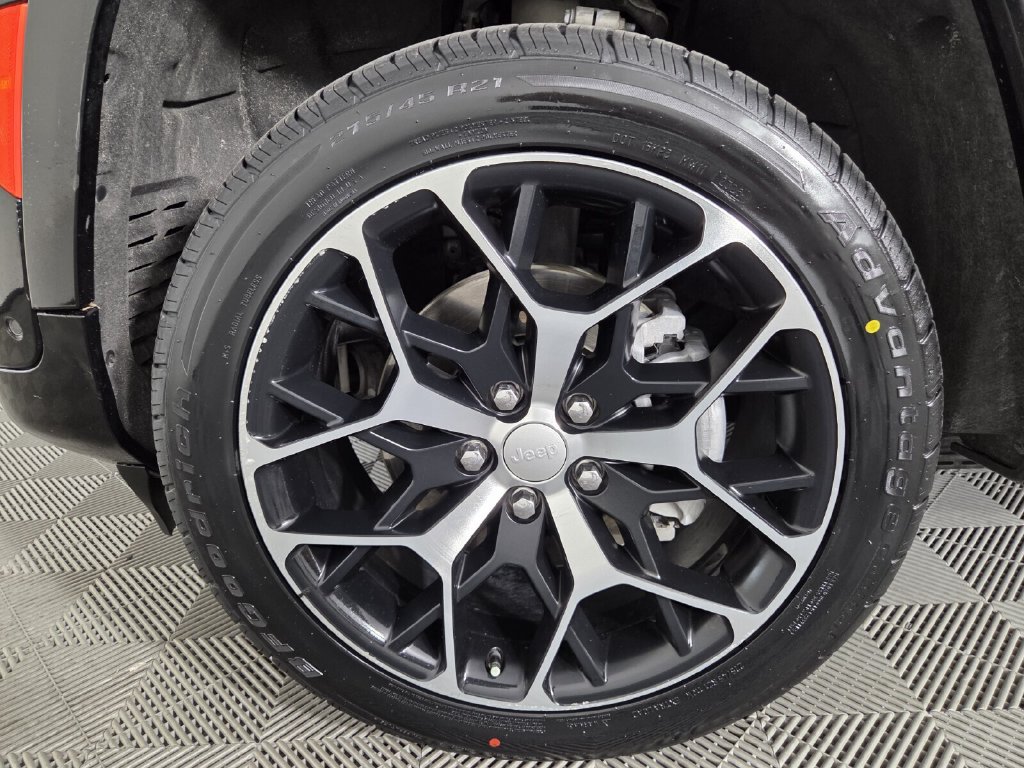 Used 2023 Jeep Grand Cherokee Summit AWD/4WD image 7