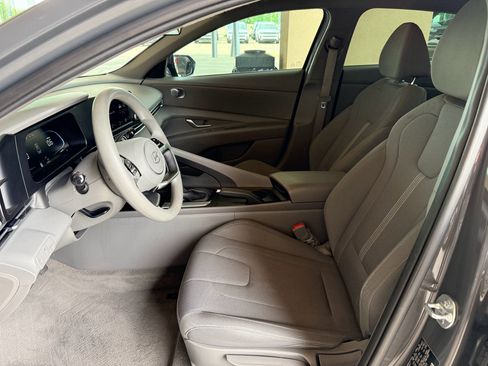 Used 2024 Hyundai Elantra SE FWD image 13