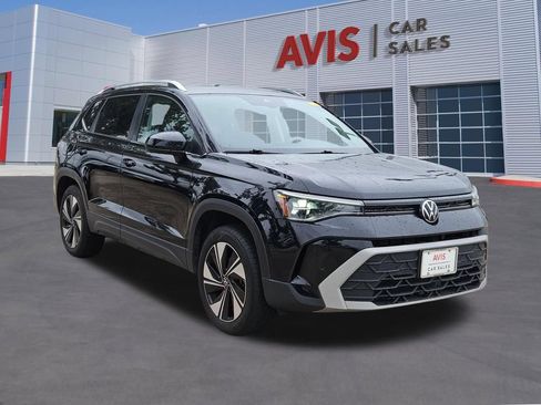 Used 2025 Volkswagen Taos SE AWD/4WD image 9