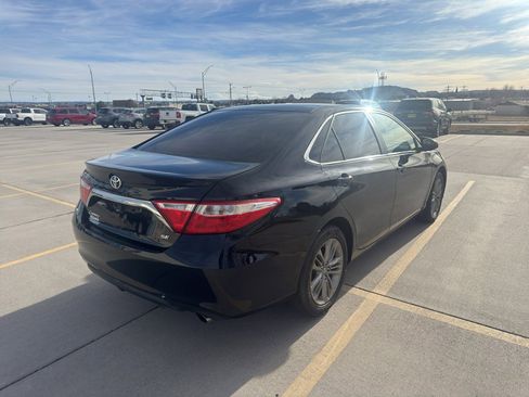 Used 2017 Toyota Camry SE image 5