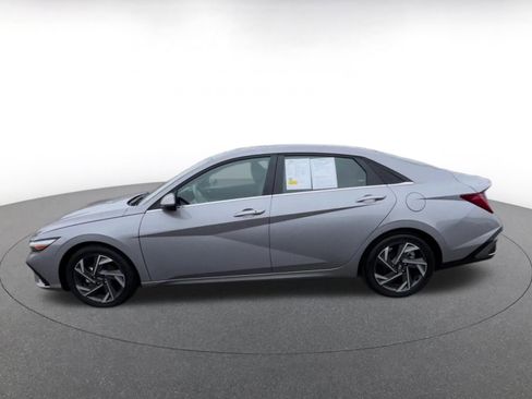 Used 2025 Hyundai Elantra SEL image 8