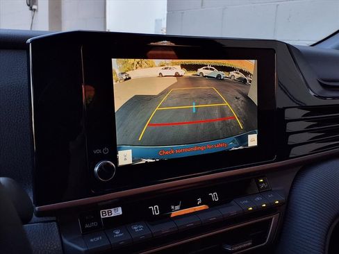 Certified 2025 Toyota Camry Hybrid image 9