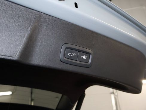 Used 2024 Volvo XC40 B5 Plus AWD/4WD image 18