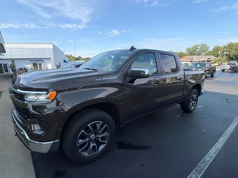 Used 2024 Chevrolet Silverado 1500 LT AWD/4WD image 4