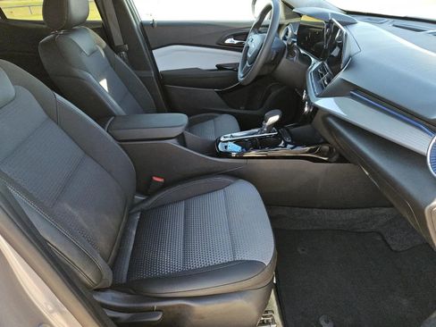 Used 2025 Chevrolet Trax LT image 26